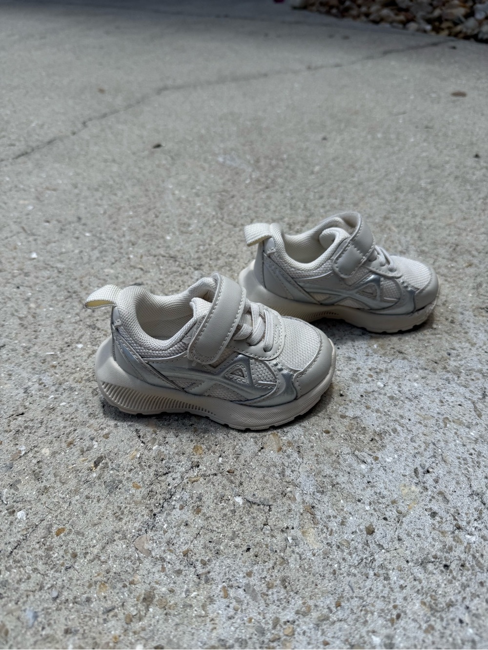 Baby fashion sneakers size 4